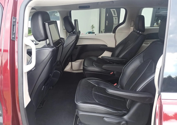 Chrysler Pacifica cena 99900 przebieg: 188000, rok produkcji 2017 z Pyrzyce małe 56